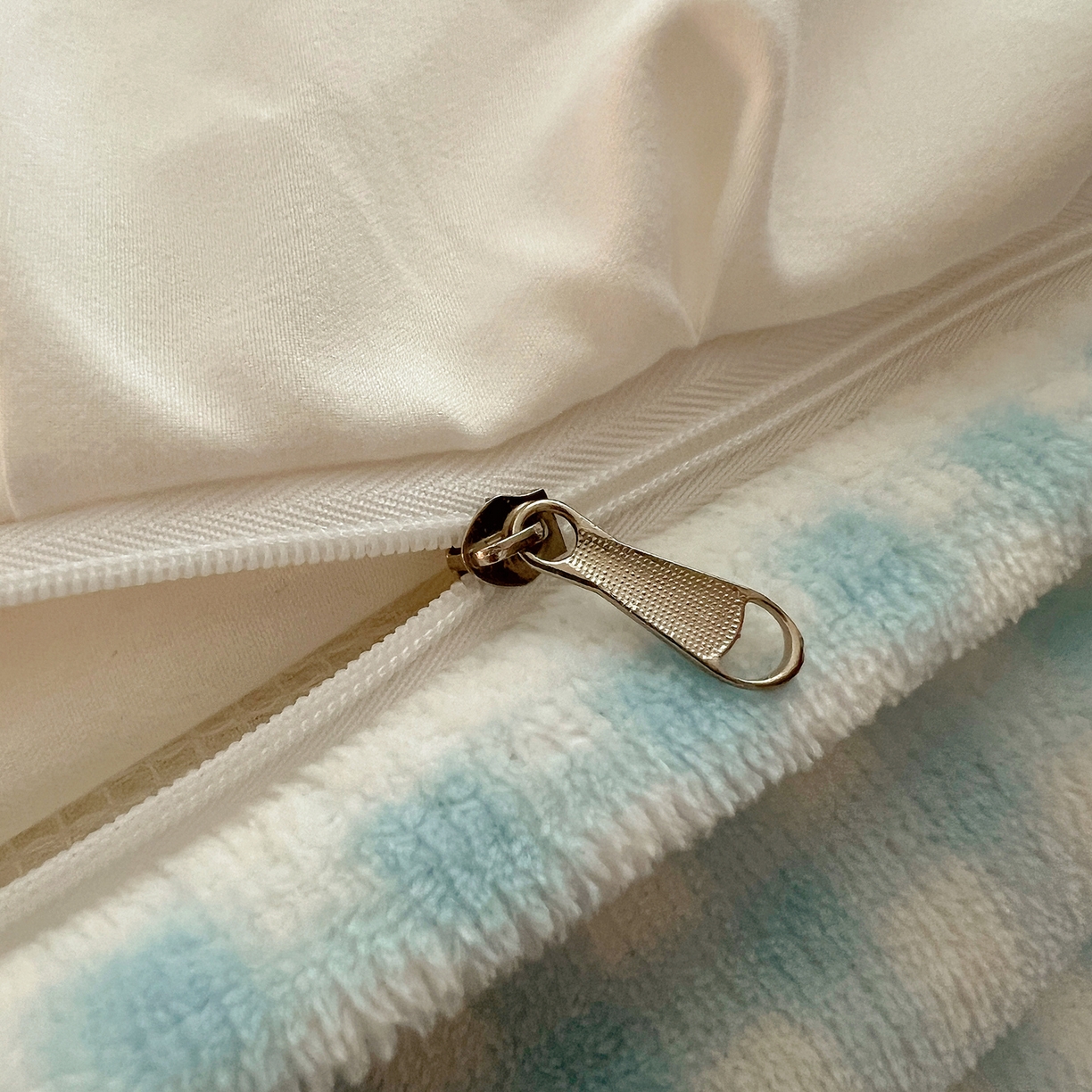 91家纺网 家纺一手货源 找家纺 桃心家居 2025新款A类韩版花边撞色云柔水洗棉加厚牛奶绒少女猫咪棉绒四件套系列 绒花边-蓝蓝日记