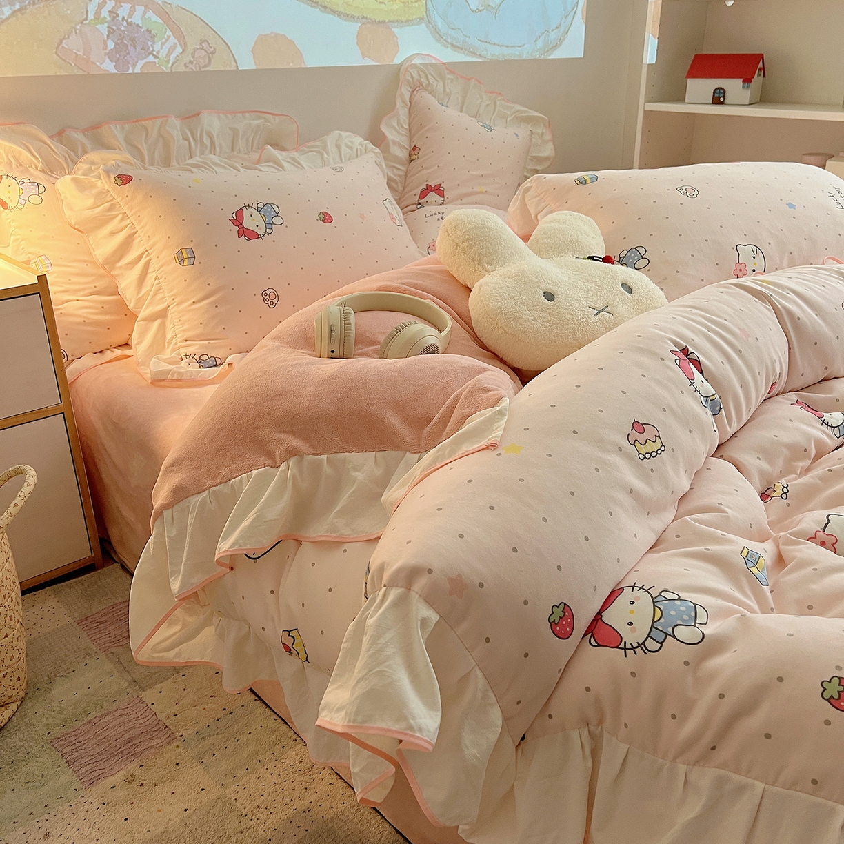 91家纺网 家纺一手货源 找家纺 桃心家居 2025新款A类韩版花边撞色云柔水洗棉加厚牛奶绒少女猫咪棉绒四件套系列 绒花边-甜甜猫咪