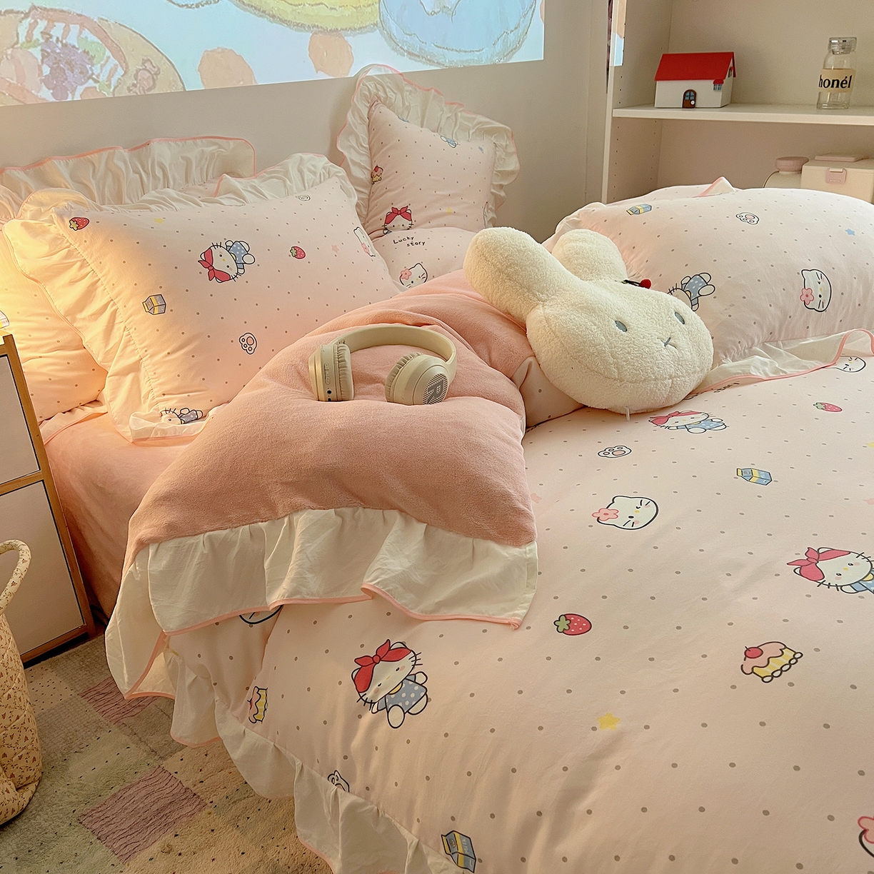 91家纺网 家纺一手货源 找家纺 桃心家居 2025新款A类韩版花边撞色云柔水洗棉加厚牛奶绒少女猫咪棉绒四件套系列 绒花边-甜甜猫咪