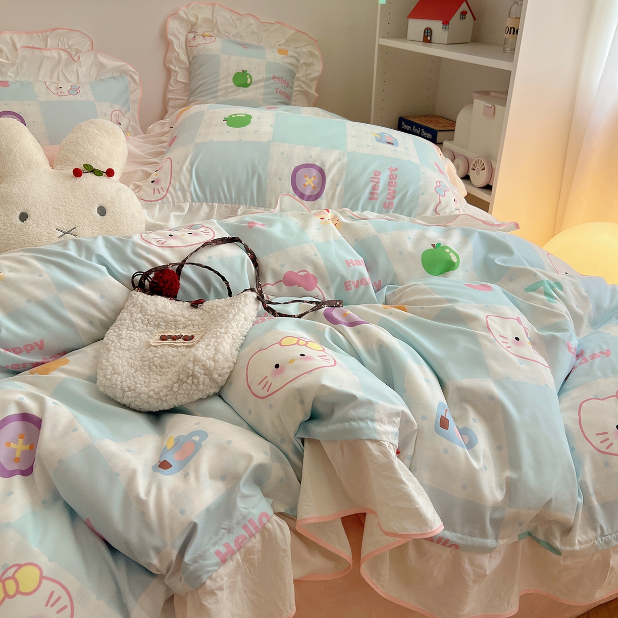 91家纺网 家纺一手货源 找家纺 桃心家居 2025新款A类韩版花边撞色云柔水洗棉加厚牛奶绒少女猫咪棉绒四件套系列 绒花边-蓝格少女猫咪