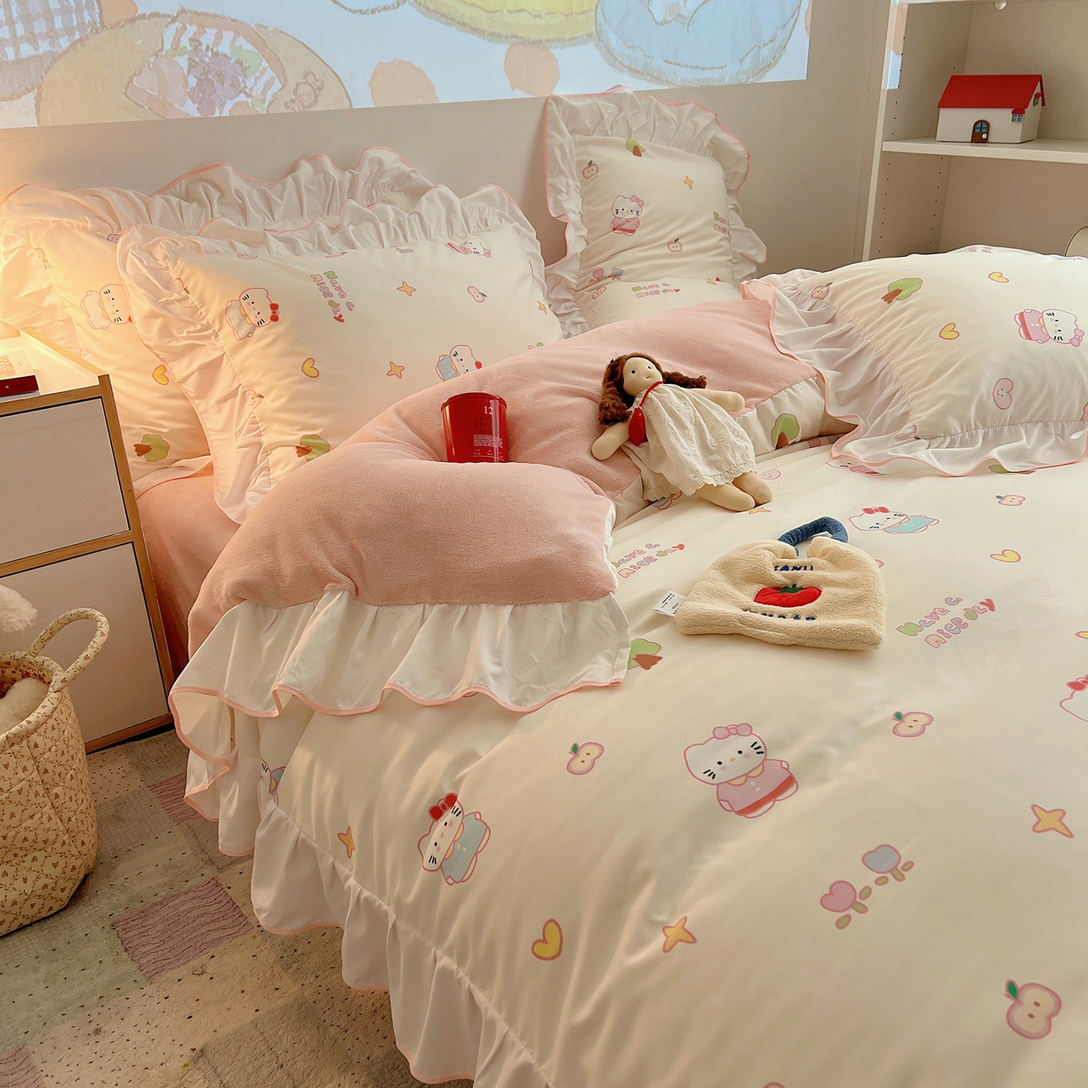 91家纺网 家纺一手货源 找家纺 桃心家居 2025新款A类韩版花边撞色云柔水洗棉加厚牛奶绒少女猫咪棉绒四件套系列 绒花边-奶油猫猫