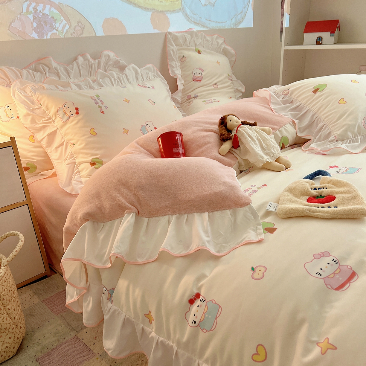 91家纺网 家纺一手货源 找家纺 桃心家居 2025新款A类韩版花边撞色云柔水洗棉加厚牛奶绒少女猫咪棉绒四件套系列 绒花边-奶油猫猫