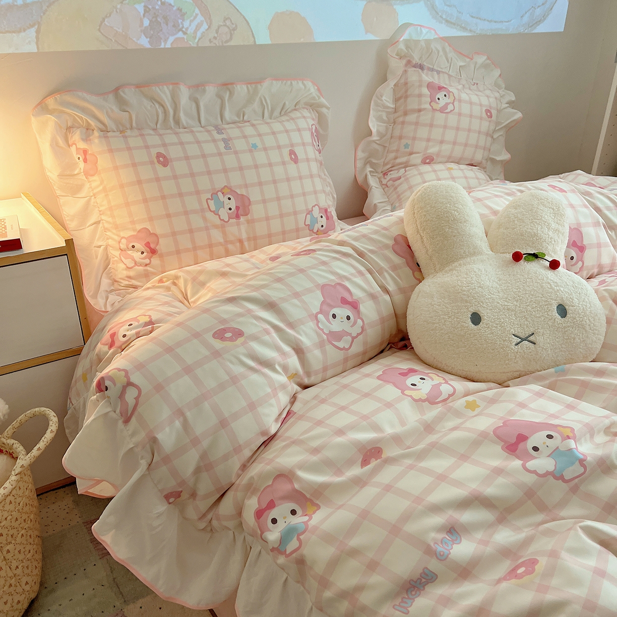 91家纺网 家纺一手货源 找家纺 桃心家居 2025新款A类韩版花边撞色云柔水洗棉加厚牛奶绒少女猫咪棉绒四件套系列 绒花边-粉格天使兔