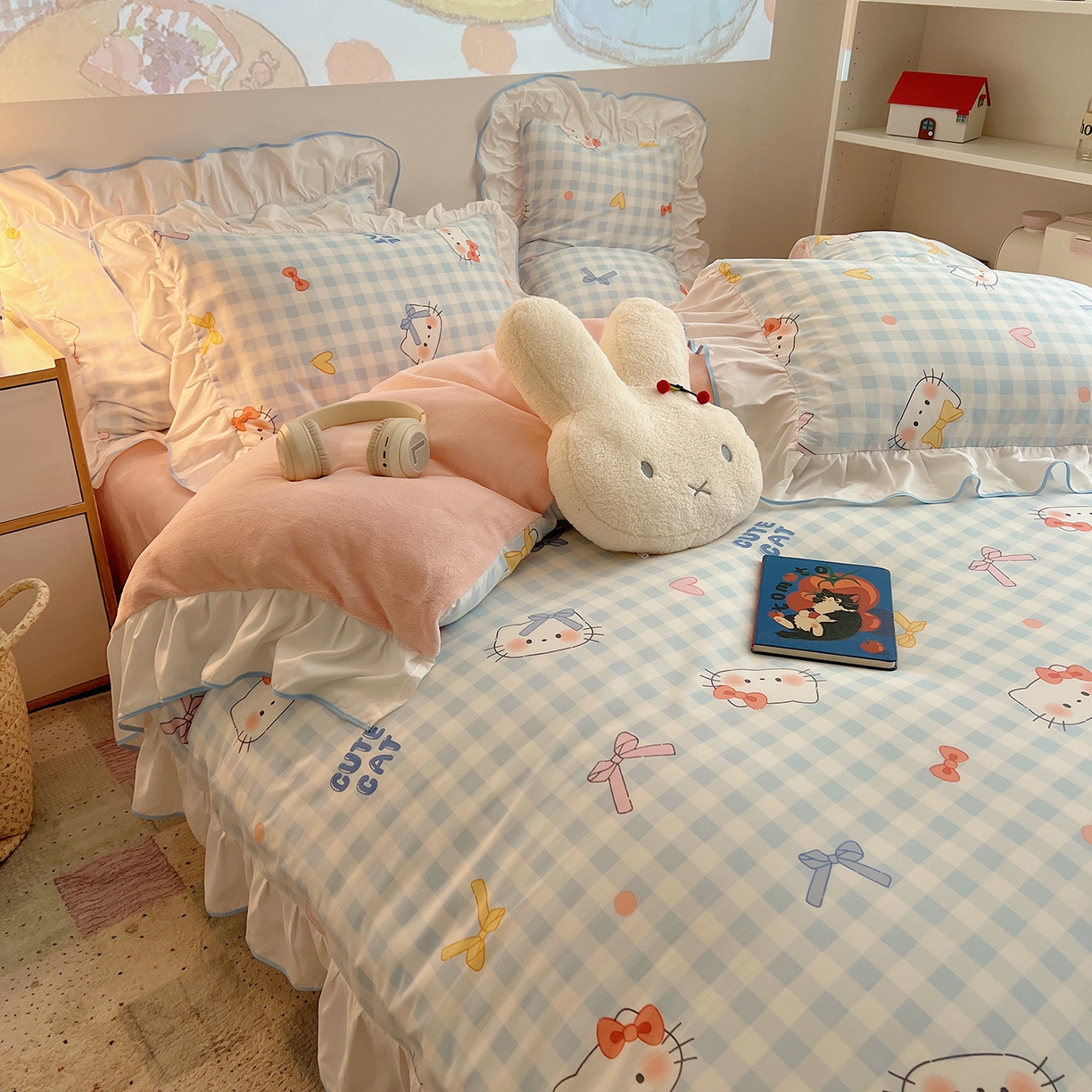 91家纺网 家纺一手货源 找家纺 桃心家居 2025新款A类韩版花边撞色云柔水洗棉加厚牛奶绒少女猫咪棉绒四件套系列 绒花边-蓝格喵喵