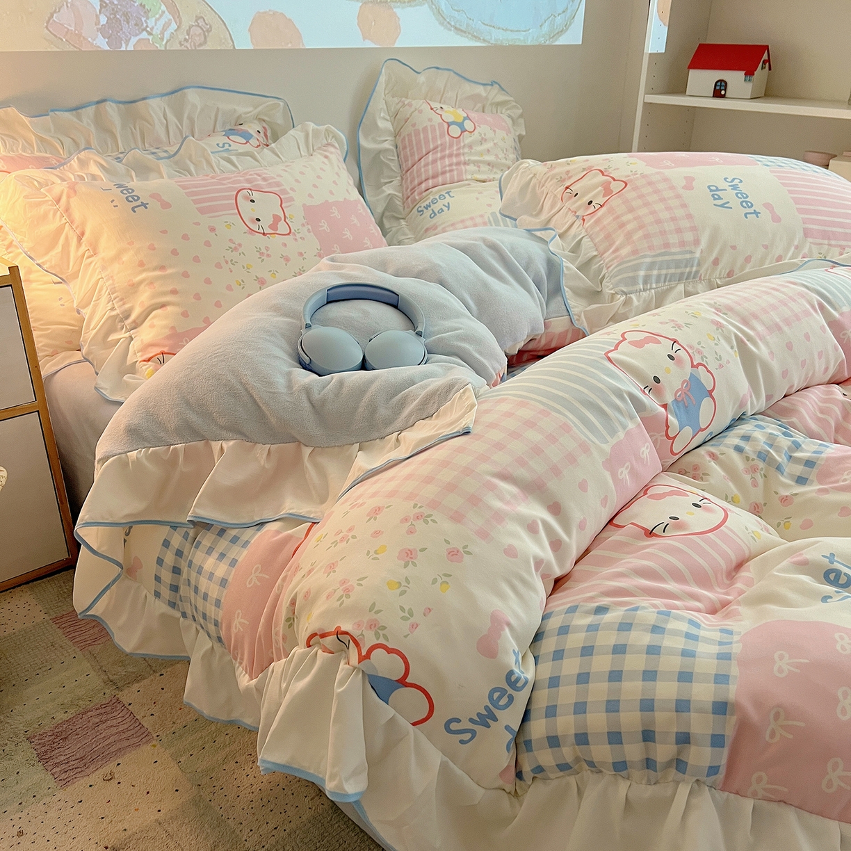 91家纺网 家纺一手货源 找家纺 桃心家居 2025新款A类韩版花边撞色云柔水洗棉加厚牛奶绒少女猫咪棉绒四件套系列 绒花边-花甜小猫