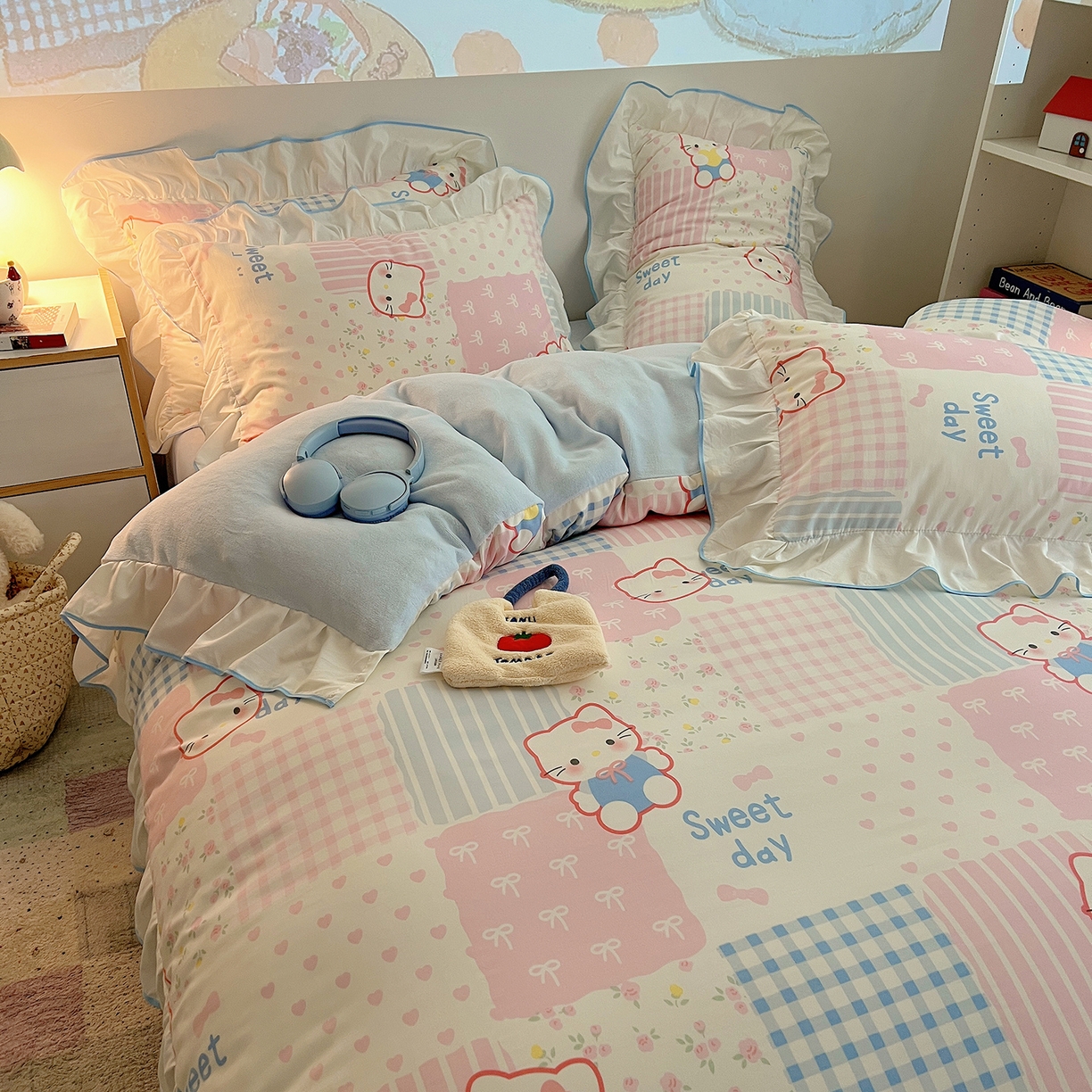 91家纺网 家纺一手货源 找家纺 桃心家居 2025新款A类韩版花边撞色云柔水洗棉加厚牛奶绒少女猫咪棉绒四件套系列 绒花边-花甜小猫