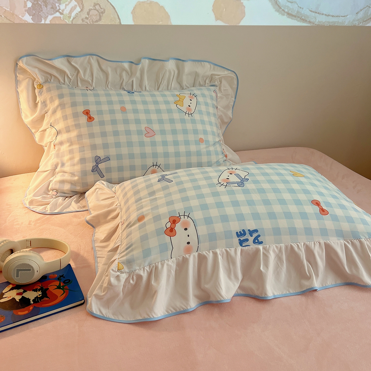 91家纺网 家纺一手货源 找家纺 桃心家居 2025新款A类韩版花边撞色云柔水洗棉加厚牛奶绒少女猫咪棉绒四件套系列 绒花边-蓝格喵喵