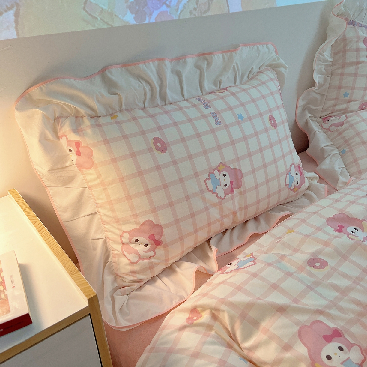 91家纺网 家纺一手货源 找家纺 桃心家居 2025新款A类韩版花边撞色云柔水洗棉加厚牛奶绒少女猫咪棉绒四件套系列 绒花边-粉格天使兔