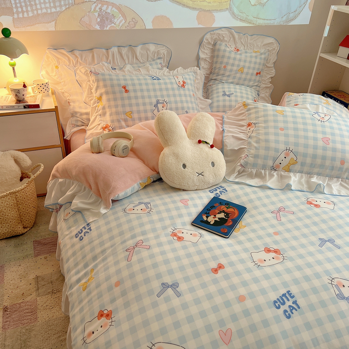 91家纺网 家纺一手货源 找家纺 桃心家居 2025新款A类韩版花边撞色云柔水洗棉加厚牛奶绒少女猫咪棉绒四件套系列 绒花边-蓝格喵喵