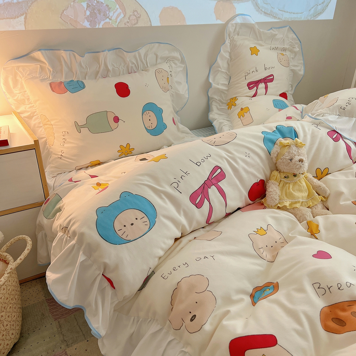 91家纺网 家纺一手货源 找家纺 桃心家居 2025新款A类韩版花边撞色云柔水洗棉加厚牛奶绒少女猫咪棉绒四件套系列 绒花边-蓝蓝日记