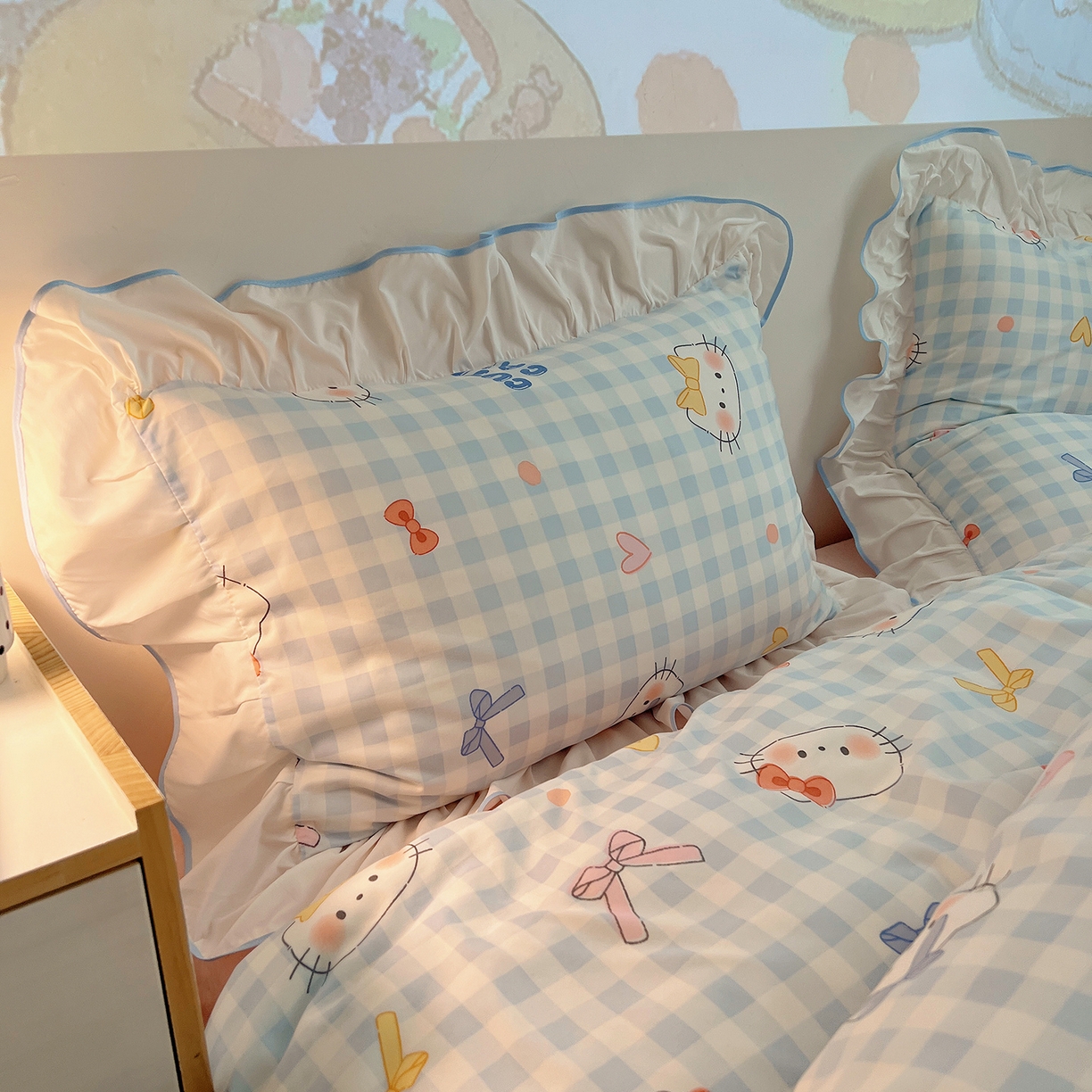 91家纺网 家纺一手货源 找家纺 桃心家居 2025新款A类韩版花边撞色云柔水洗棉加厚牛奶绒少女猫咪棉绒四件套系列 绒花边-蓝格喵喵