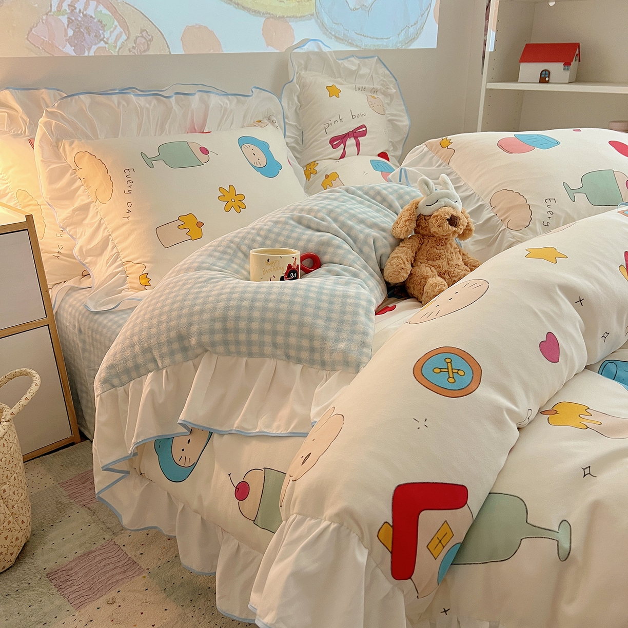 91家纺网 家纺一手货源 找家纺 桃心家居 2025新款A类韩版花边撞色云柔水洗棉加厚牛奶绒少女猫咪棉绒四件套系列 绒花边-蓝蓝日记