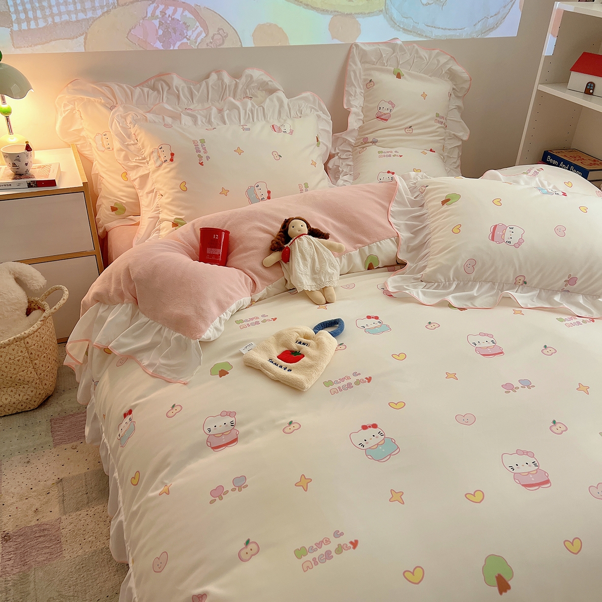 91家纺网 家纺一手货源 找家纺 桃心家居 2025新款A类韩版花边撞色云柔水洗棉加厚牛奶绒少女猫咪棉绒四件套系列 绒花边-奶油猫猫