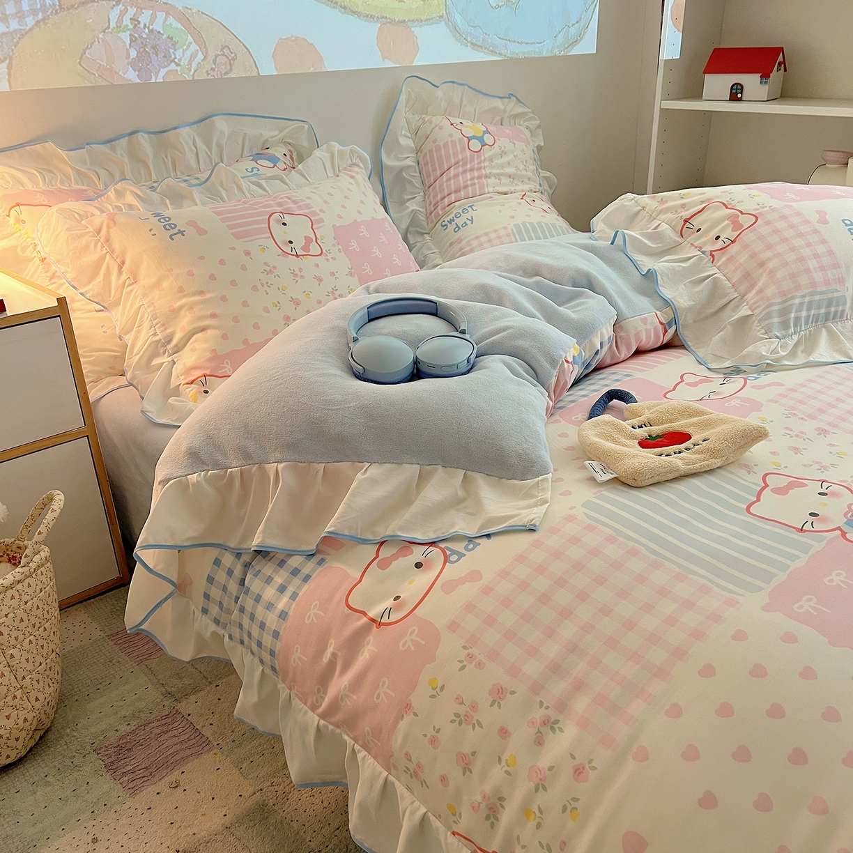 91家纺网 家纺一手货源 找家纺 桃心家居 2025新款A类韩版花边撞色云柔水洗棉加厚牛奶绒少女猫咪棉绒四件套系列 绒花边-花甜小猫