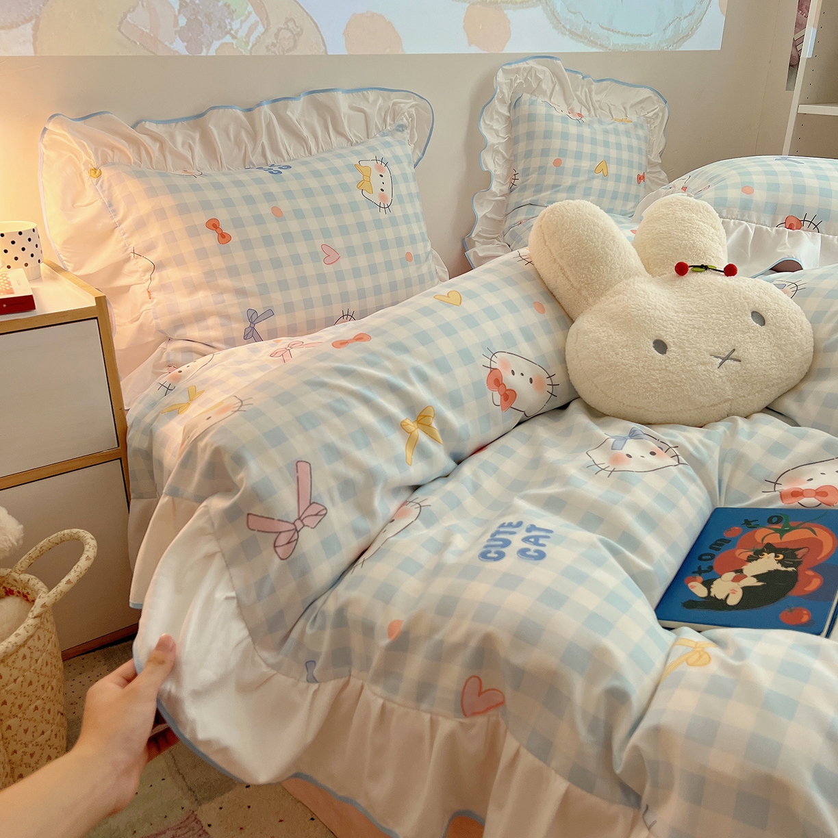 91家纺网 家纺一手货源 找家纺 桃心家居 2025新款A类韩版花边撞色云柔水洗棉加厚牛奶绒少女猫咪棉绒四件套系列 绒花边-蓝格喵喵