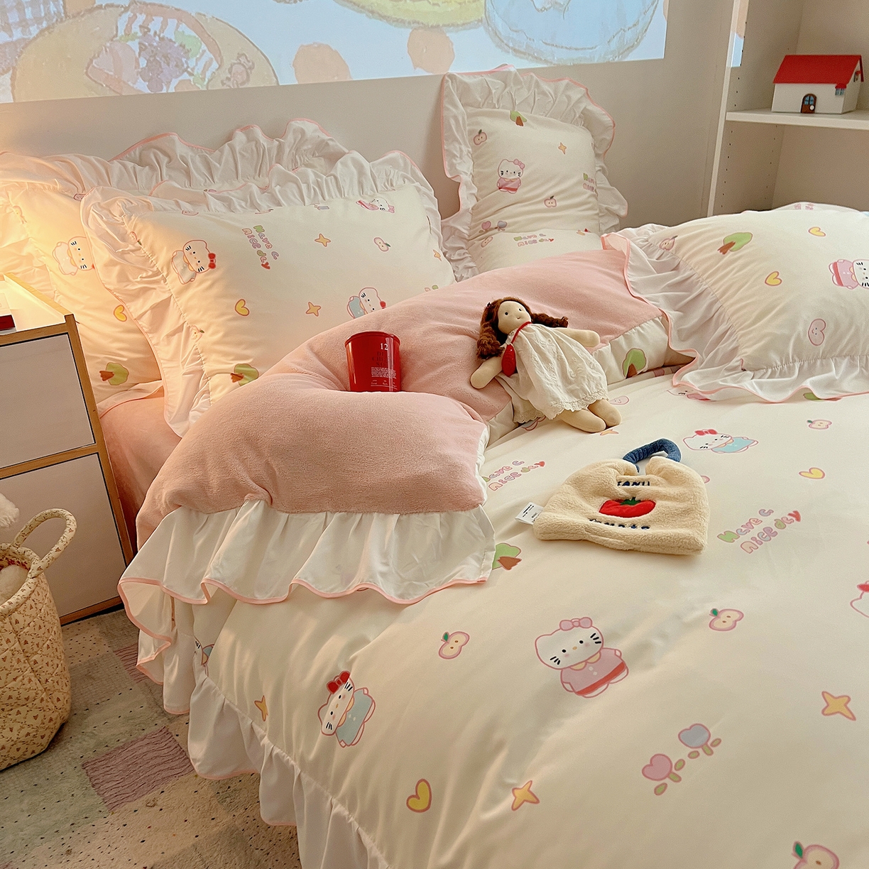91家纺网 家纺一手货源 找家纺 桃心家居 2025新款A类韩版花边撞色云柔水洗棉加厚牛奶绒少女猫咪棉绒四件套系列 绒花边-奶油猫猫