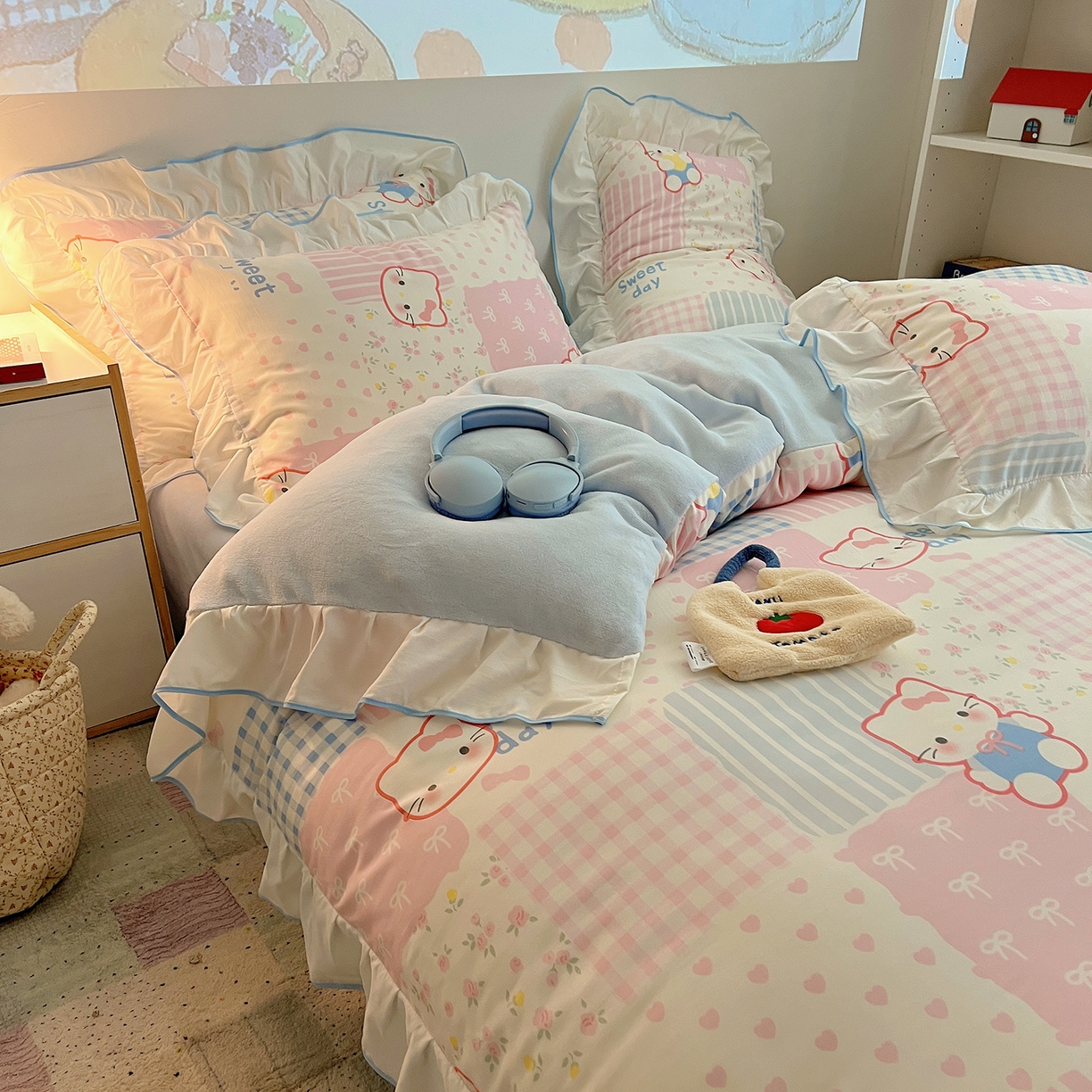 91家纺网 家纺一手货源 找家纺 桃心家居 2025新款A类韩版花边撞色云柔水洗棉加厚牛奶绒少女猫咪棉绒四件套系列 绒花边-花甜小猫