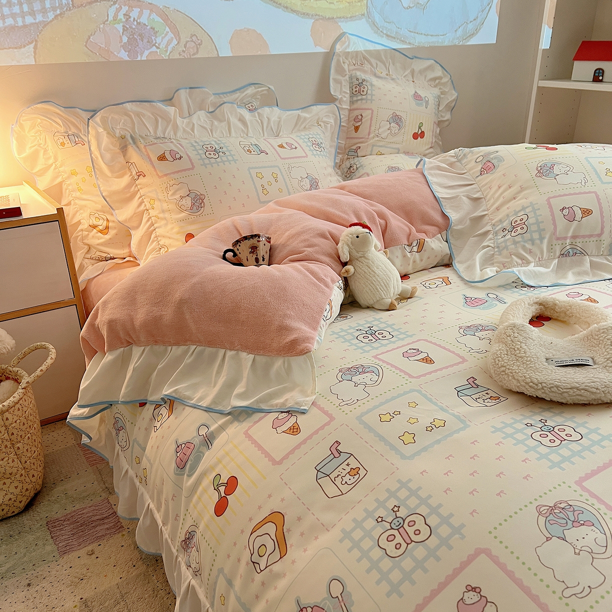 91家纺网 家纺一手货源 找家纺 桃心家居 2025新款A类韩版花边撞色云柔水洗棉加厚牛奶绒少女猫咪棉绒四件套系列 绒花边-甜梦猫咪