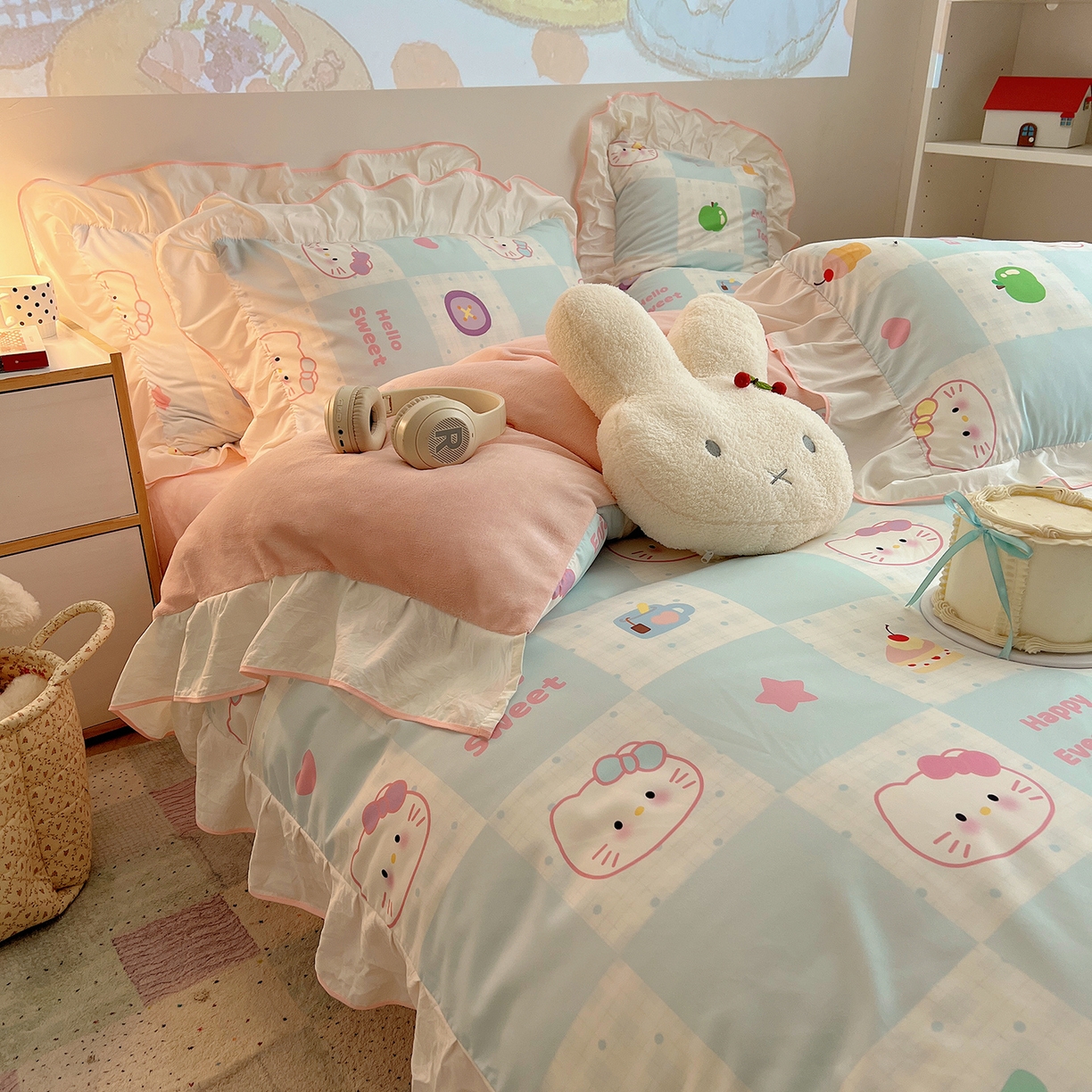 91家纺网 家纺一手货源 找家纺 桃心家居 2025新款A类韩版花边撞色云柔水洗棉加厚牛奶绒少女猫咪棉绒四件套系列 绒花边-蓝格少女猫咪