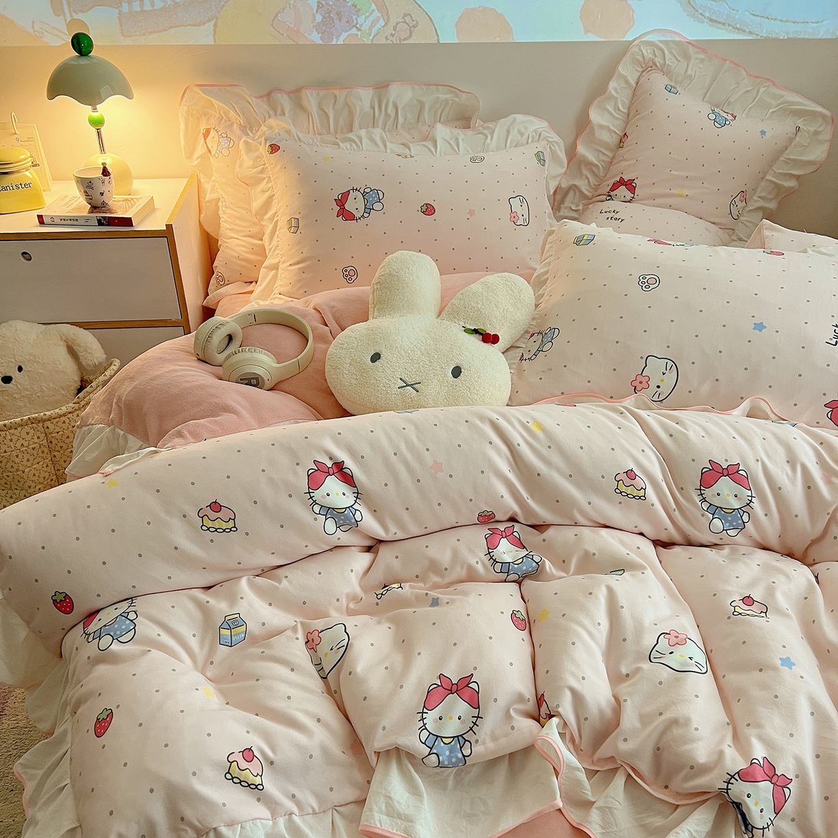 91家纺网 家纺一手货源 找家纺 桃心家居 2025新款A类韩版花边撞色云柔水洗棉加厚牛奶绒少女猫咪棉绒四件套系列 绒花边-甜甜猫咪