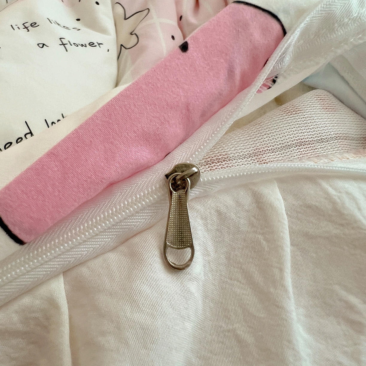 91家纺网 家纺一手货源 找家纺 桃心家居 2025新款A类韩版花边撞色云柔水洗棉加厚牛奶绒少女猫咪棉绒四件套系列 绒花边-少女卡哇伊