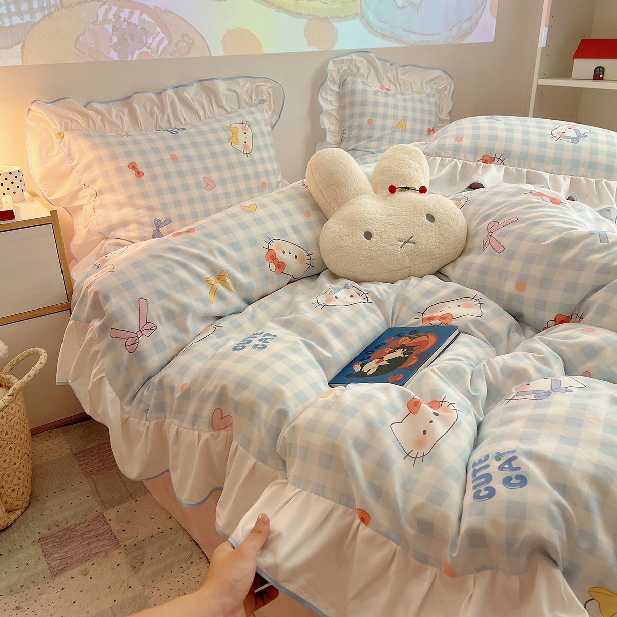 91家纺网 家纺一手货源 找家纺 桃心家居 2025新款A类韩版花边撞色云柔水洗棉加厚牛奶绒少女猫咪棉绒四件套系列 绒花边-蓝格喵喵