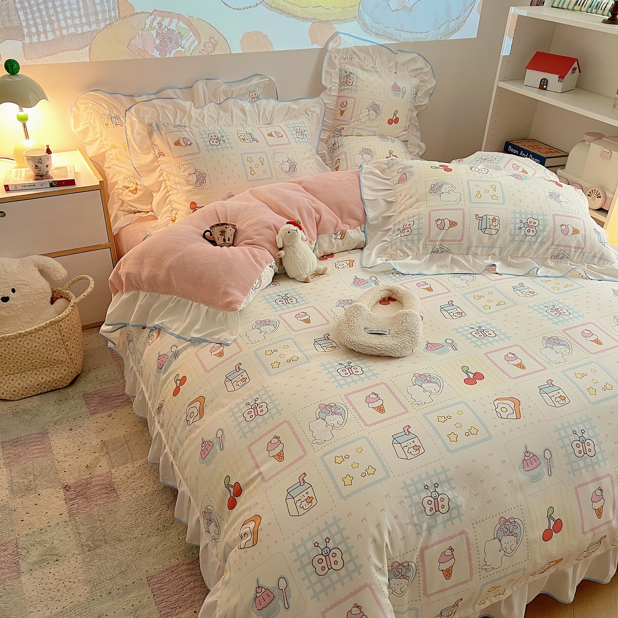 91家纺网 家纺一手货源 找家纺 桃心家居 2025新款A类韩版花边撞色云柔水洗棉加厚牛奶绒少女猫咪棉绒四件套系列 绒花边-甜梦猫咪