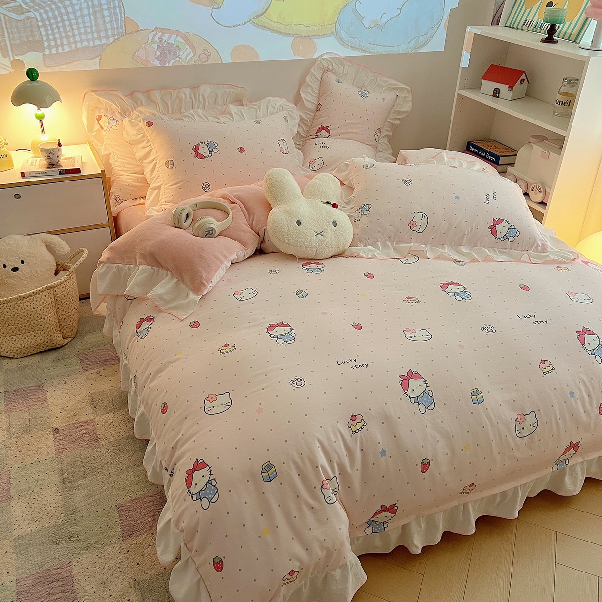 91家纺网 家纺一手货源 找家纺 桃心家居 2025新款A类韩版花边撞色云柔水洗棉加厚牛奶绒少女猫咪棉绒四件套系列 绒花边-甜甜猫咪