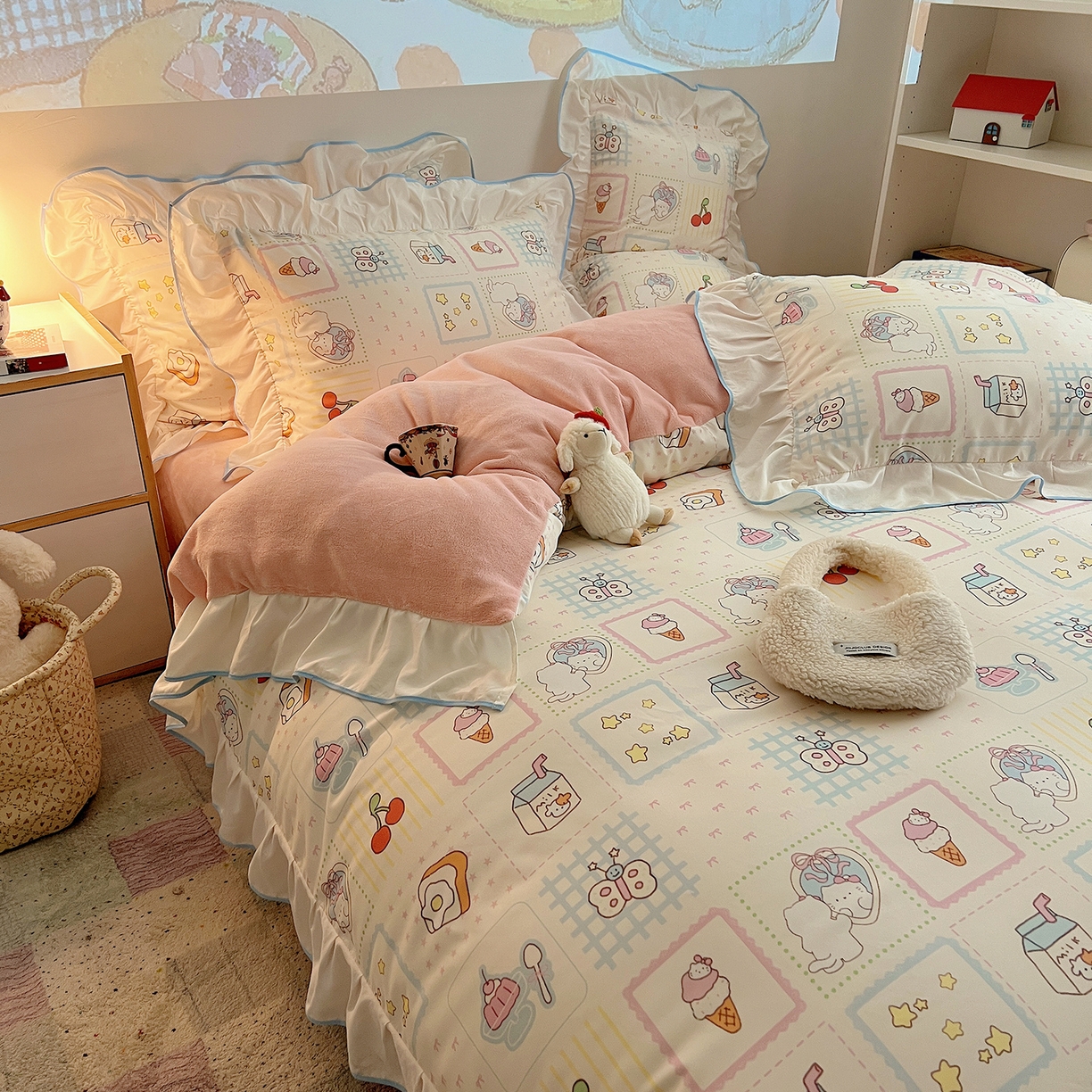 91家纺网 家纺一手货源 找家纺 桃心家居 2025新款A类韩版花边撞色云柔水洗棉加厚牛奶绒少女猫咪棉绒四件套系列 绒花边-甜梦猫咪