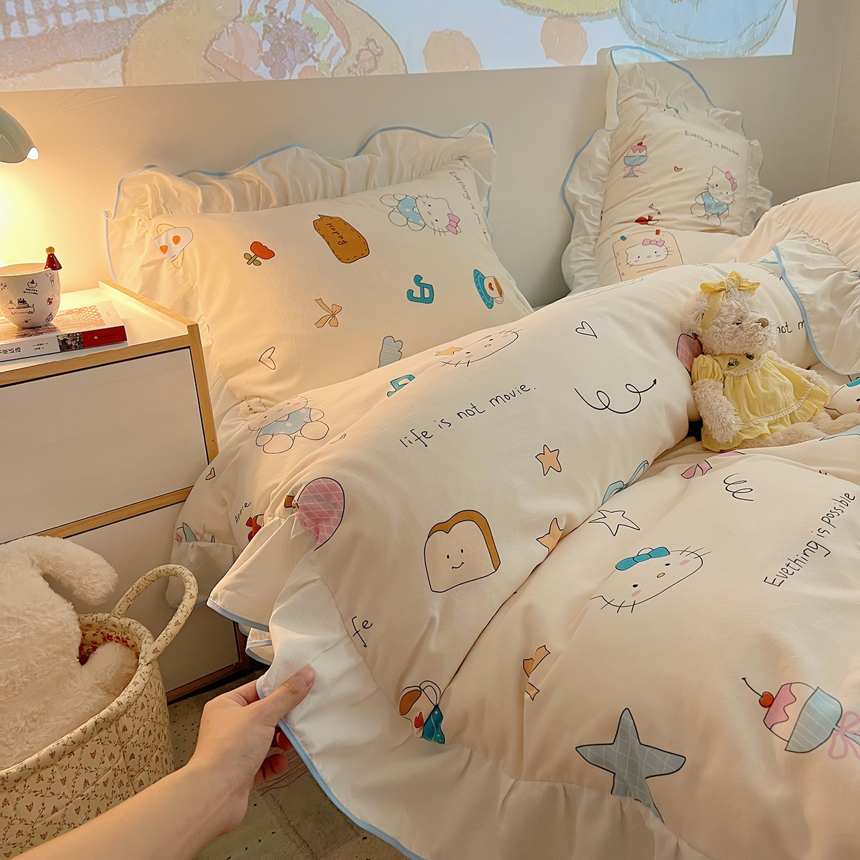 91家纺网 家纺一手货源 找家纺 桃心家居 2025新款A类韩版花边撞色云柔水洗棉加厚牛奶绒少女猫咪棉绒四件套系列 绒花边-猫咪时光