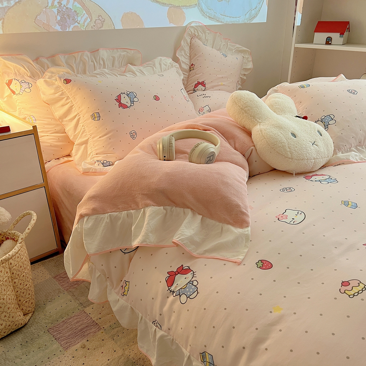 91家纺网 家纺一手货源 找家纺 桃心家居 2025新款A类韩版花边撞色云柔水洗棉加厚牛奶绒少女猫咪棉绒四件套系列 绒花边-甜甜猫咪