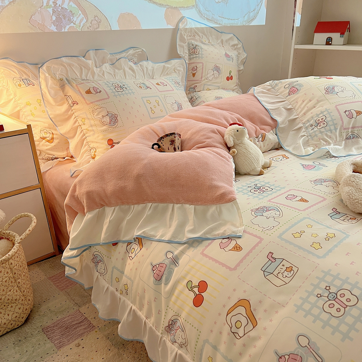 91家纺网 家纺一手货源 找家纺 桃心家居 2025新款A类韩版花边撞色云柔水洗棉加厚牛奶绒少女猫咪棉绒四件套系列 绒花边-甜梦猫咪