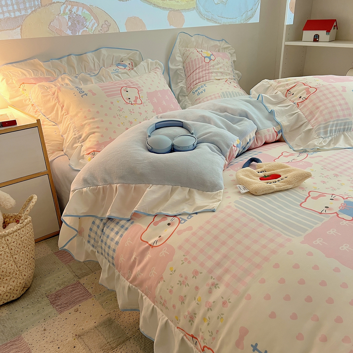 91家纺网 家纺一手货源 找家纺 桃心家居 2025新款A类韩版花边撞色云柔水洗棉加厚牛奶绒少女猫咪棉绒四件套系列 绒花边-花甜小猫