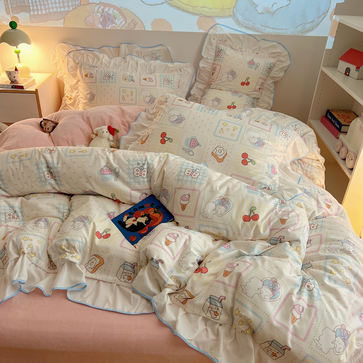 91家纺网 家纺一手货源 找家纺 桃心家居 2025新款A类韩版花边撞色云柔水洗棉加厚牛奶绒少女猫咪棉绒四件套系列 绒花边-甜梦猫咪