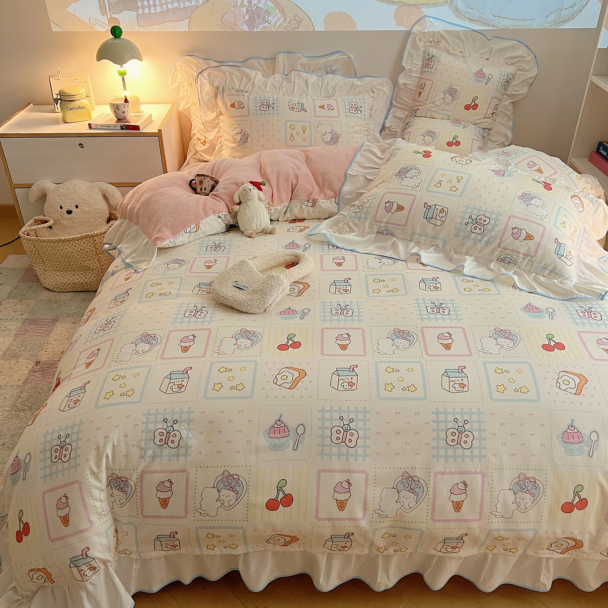 91家纺网 家纺一手货源 找家纺 桃心家居 2025新款A类韩版花边撞色云柔水洗棉加厚牛奶绒少女猫咪棉绒四件套系列 绒花边-甜梦猫咪