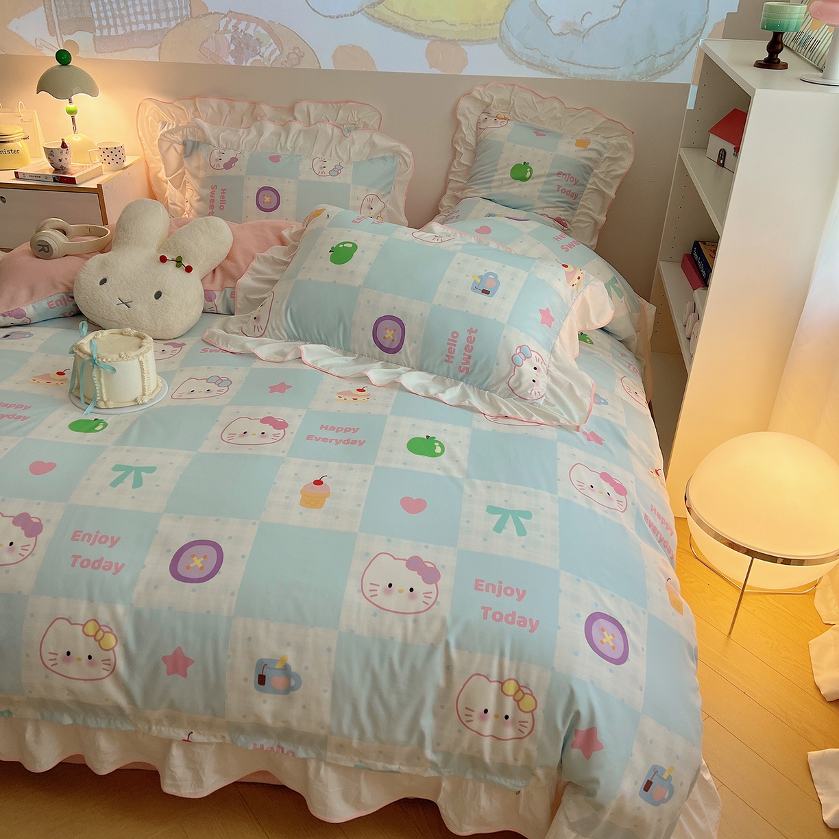 91家纺网 家纺一手货源 找家纺 桃心家居 2025新款A类韩版花边撞色云柔水洗棉加厚牛奶绒少女猫咪棉绒四件套系列 绒花边-蓝格少女猫咪