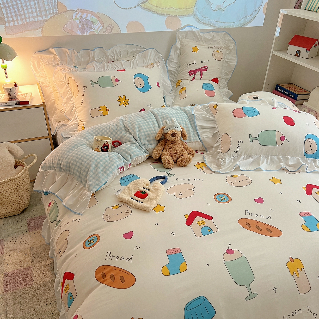 91家纺网 家纺一手货源 找家纺 桃心家居 2025新款A类韩版花边撞色云柔水洗棉加厚牛奶绒少女猫咪棉绒四件套系列 绒花边-蓝蓝日记