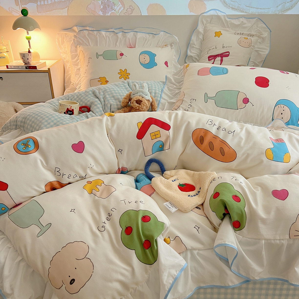 91家纺网 家纺一手货源 找家纺 桃心家居 2025新款A类韩版花边撞色云柔水洗棉加厚牛奶绒少女猫咪棉绒四件套系列 绒花边-蓝蓝日记