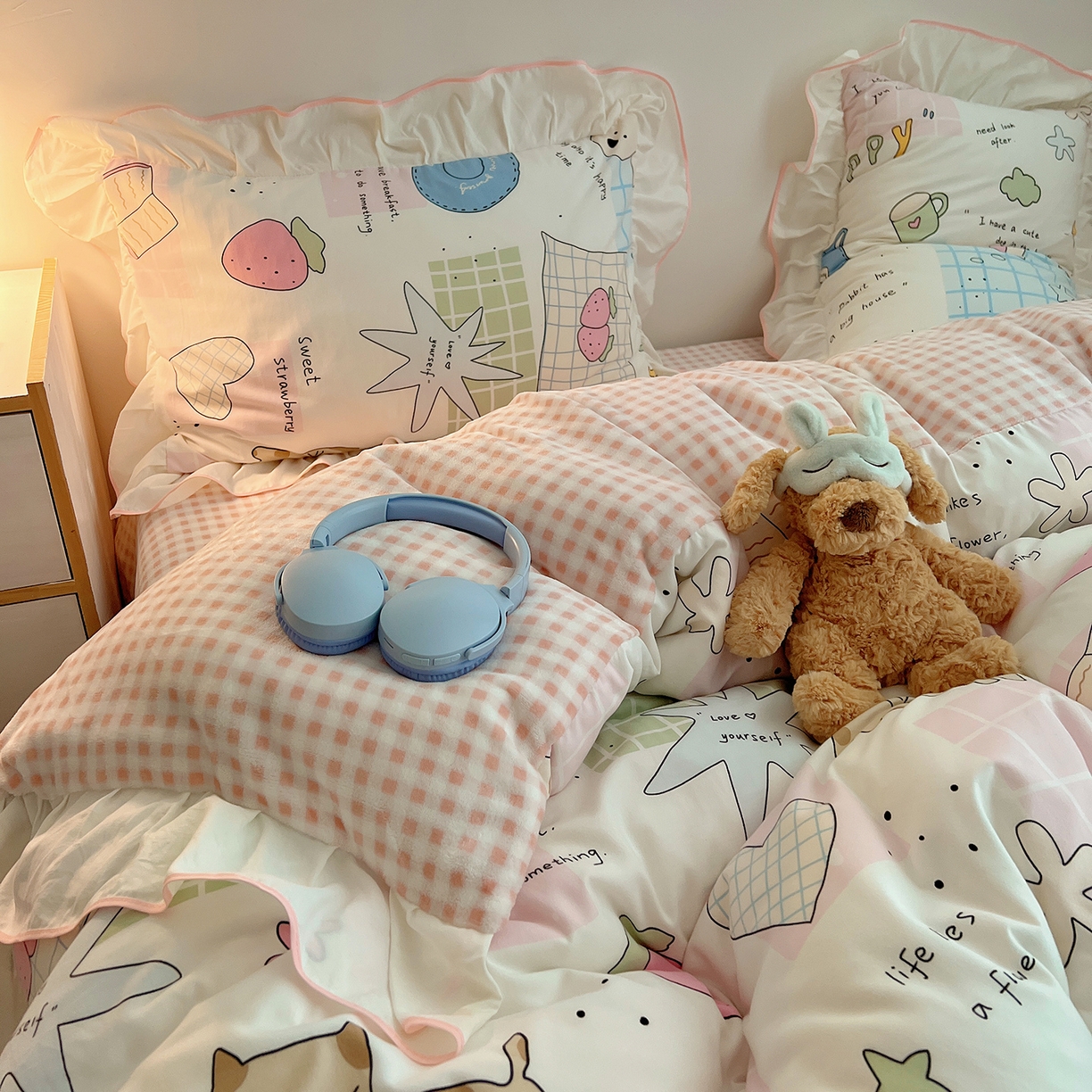 91家纺网 家纺一手货源 找家纺 桃心家居 2025新款A类韩版花边撞色云柔水洗棉加厚牛奶绒少女猫咪棉绒四件套系列 绒花边-少女卡哇伊