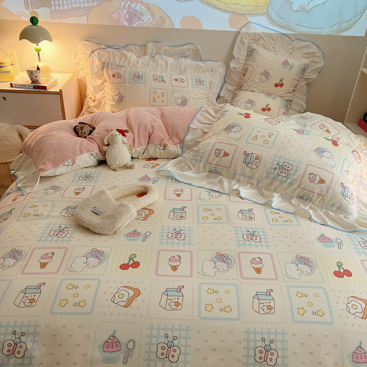 91家纺网 家纺一手货源 找家纺 桃心家居 2025新款A类韩版花边撞色云柔水洗棉加厚牛奶绒少女猫咪棉绒四件套系列 绒花边-甜梦猫咪