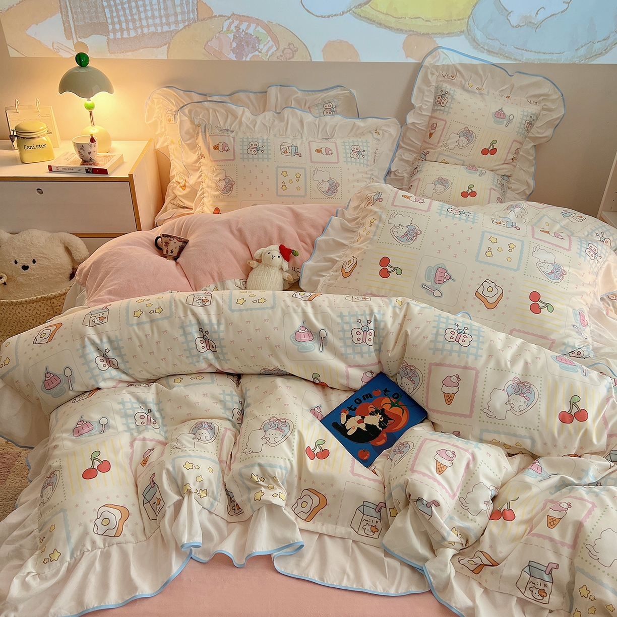 91家纺网 家纺一手货源 找家纺 桃心家居 2025新款A类韩版花边撞色云柔水洗棉加厚牛奶绒少女猫咪棉绒四件套系列 绒花边-甜梦猫咪