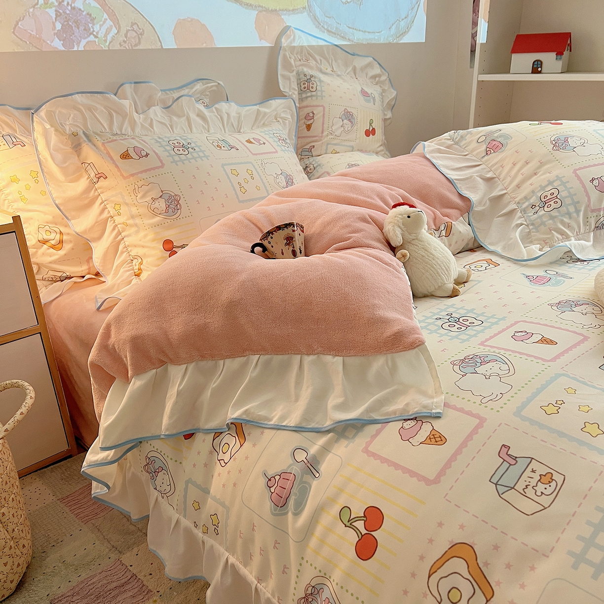 91家纺网 家纺一手货源 找家纺 桃心家居 2025新款A类韩版花边撞色云柔水洗棉加厚牛奶绒少女猫咪棉绒四件套系列 绒花边-甜梦猫咪