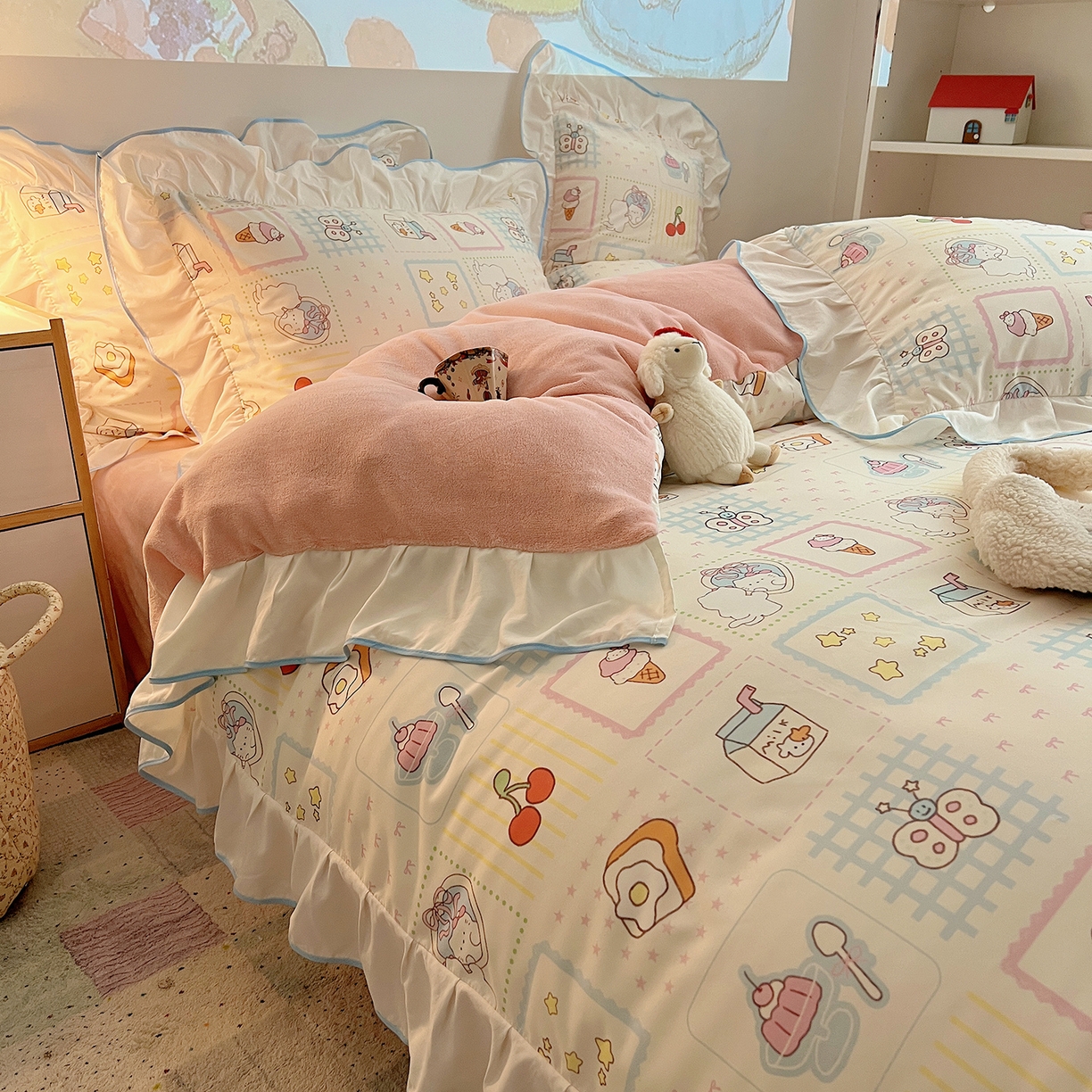 91家纺网 家纺一手货源 找家纺 桃心家居 2025新款A类韩版花边撞色云柔水洗棉加厚牛奶绒少女猫咪棉绒四件套系列 绒花边-甜梦猫咪