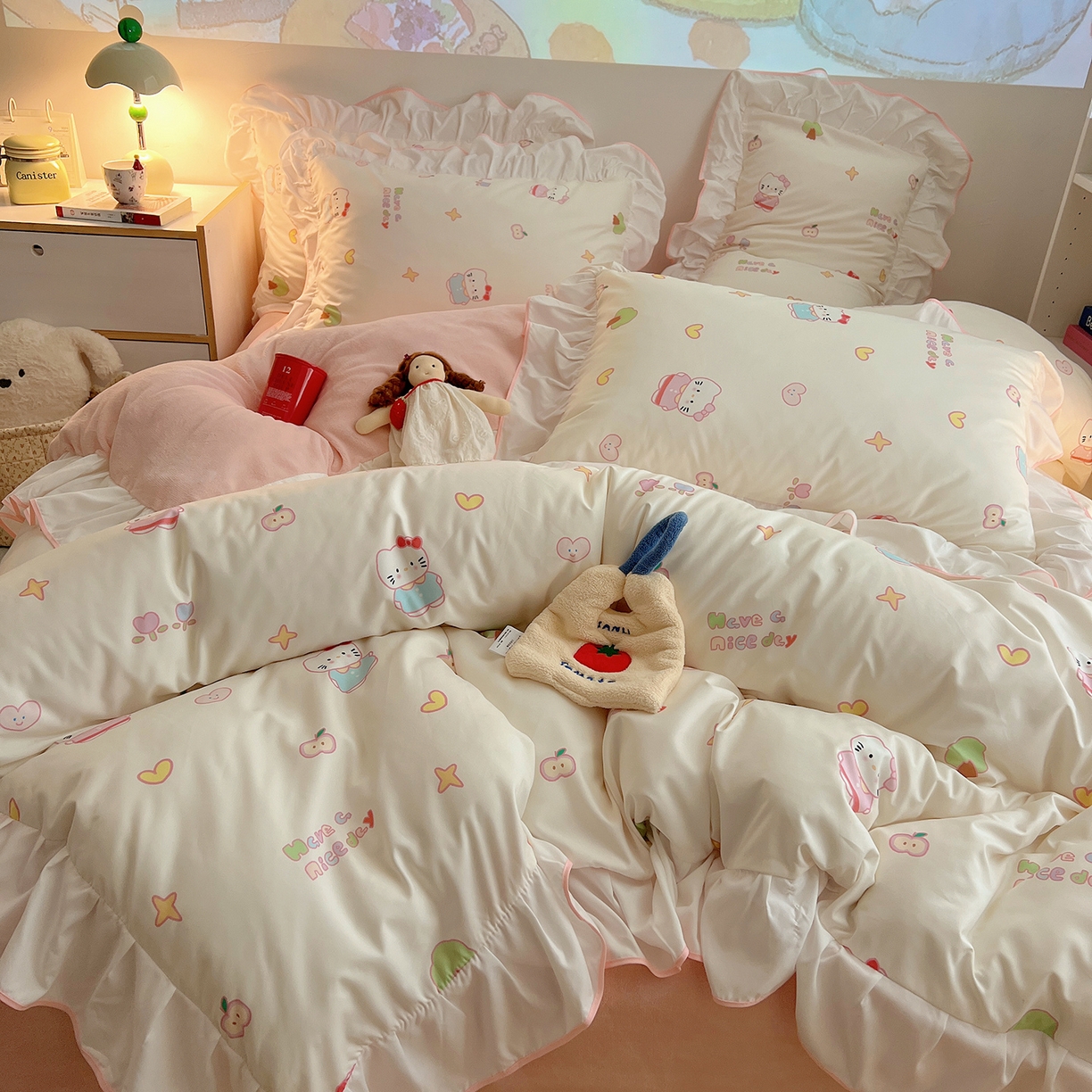 91家纺网 家纺一手货源 找家纺 桃心家居 2025新款A类韩版花边撞色云柔水洗棉加厚牛奶绒少女猫咪棉绒四件套系列 绒花边-奶油猫猫