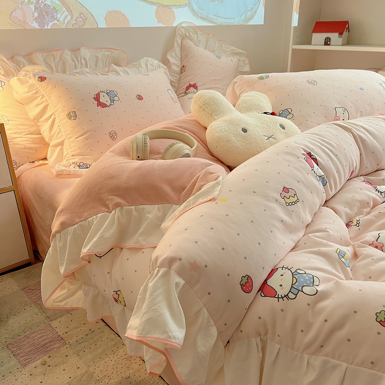 91家纺网 家纺一手货源 找家纺 桃心家居 2025新款A类韩版花边撞色云柔水洗棉加厚牛奶绒少女猫咪棉绒四件套系列 绒花边-甜甜猫咪