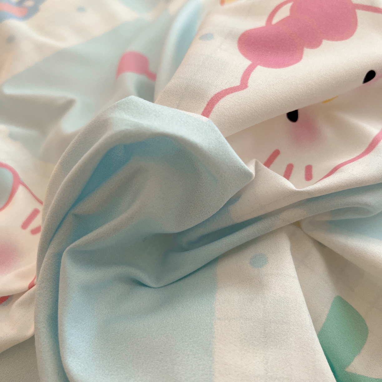 91家纺网 家纺一手货源 找家纺 桃心家居 2025新款A类韩版花边撞色云柔水洗棉加厚牛奶绒少女猫咪棉绒四件套系列 绒花边-蓝格少女猫咪