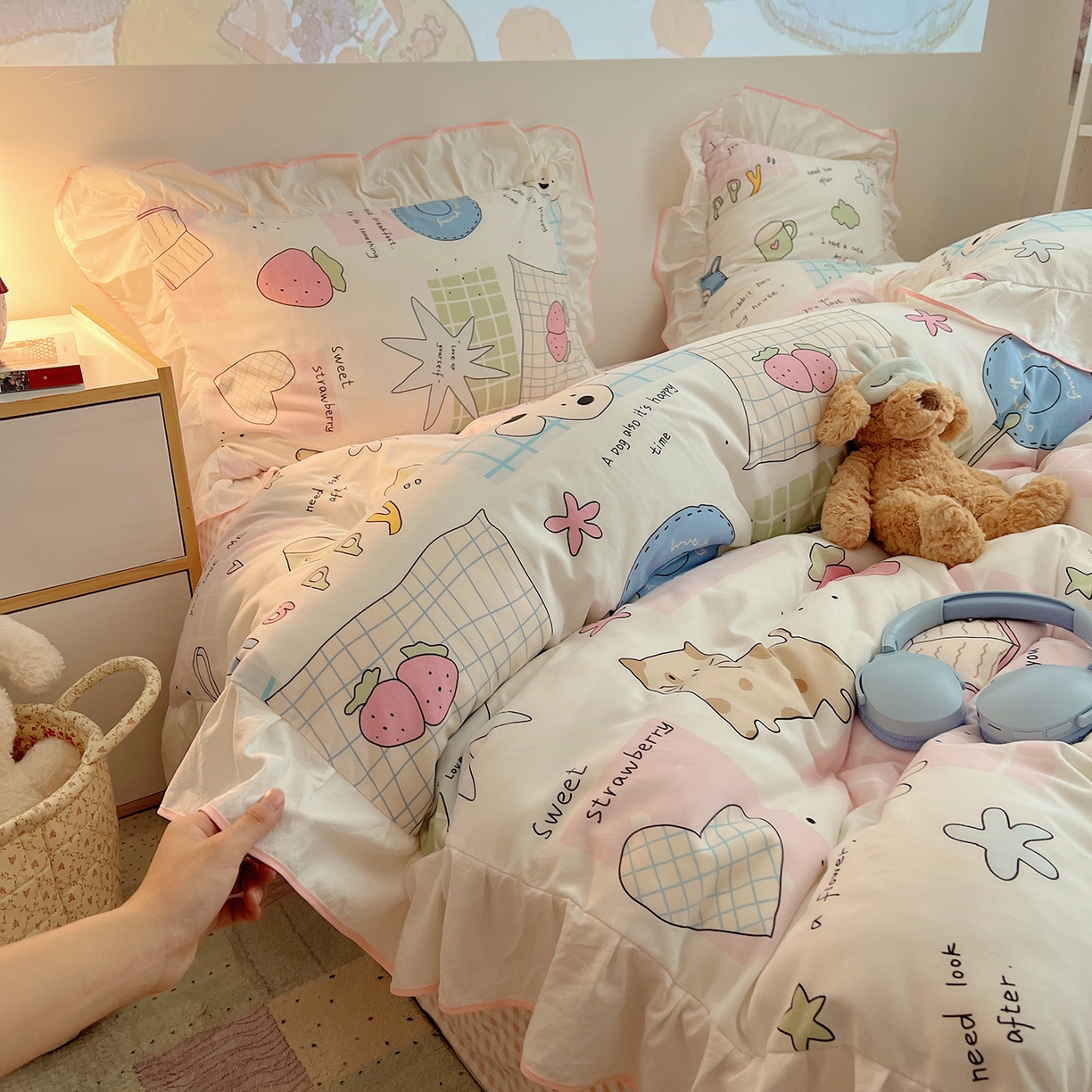 91家纺网 家纺一手货源 找家纺 桃心家居 2025新款A类韩版花边撞色云柔水洗棉加厚牛奶绒少女猫咪棉绒四件套系列 绒花边-少女卡哇伊