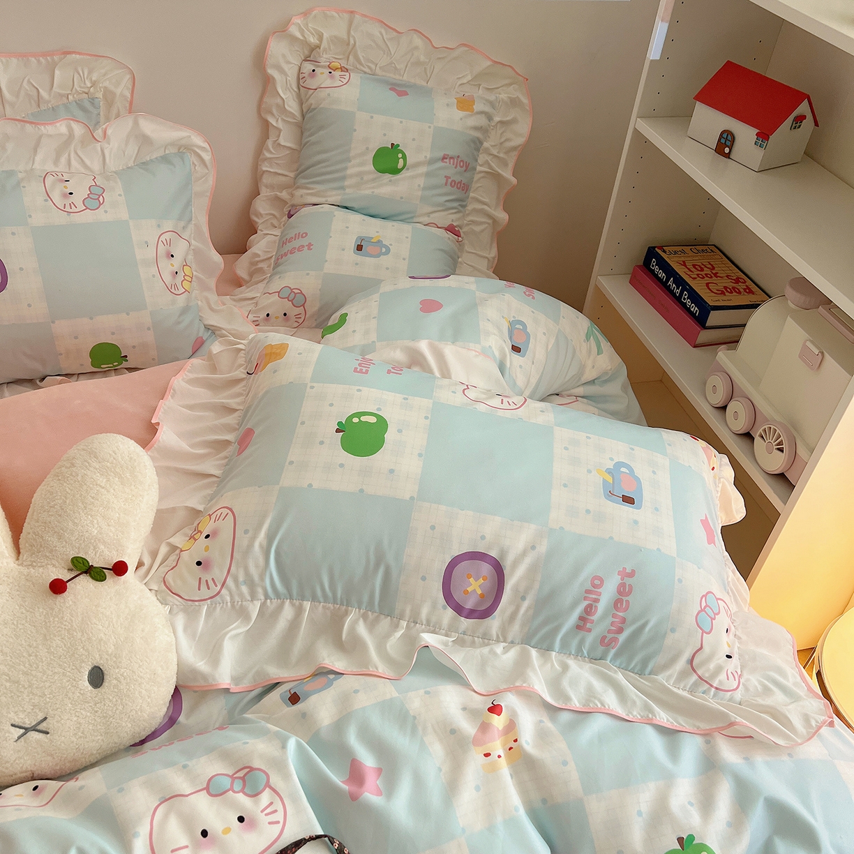 91家纺网 家纺一手货源 找家纺 桃心家居 2025新款A类韩版花边撞色云柔水洗棉加厚牛奶绒少女猫咪棉绒四件套系列 绒花边-蓝格少女猫咪