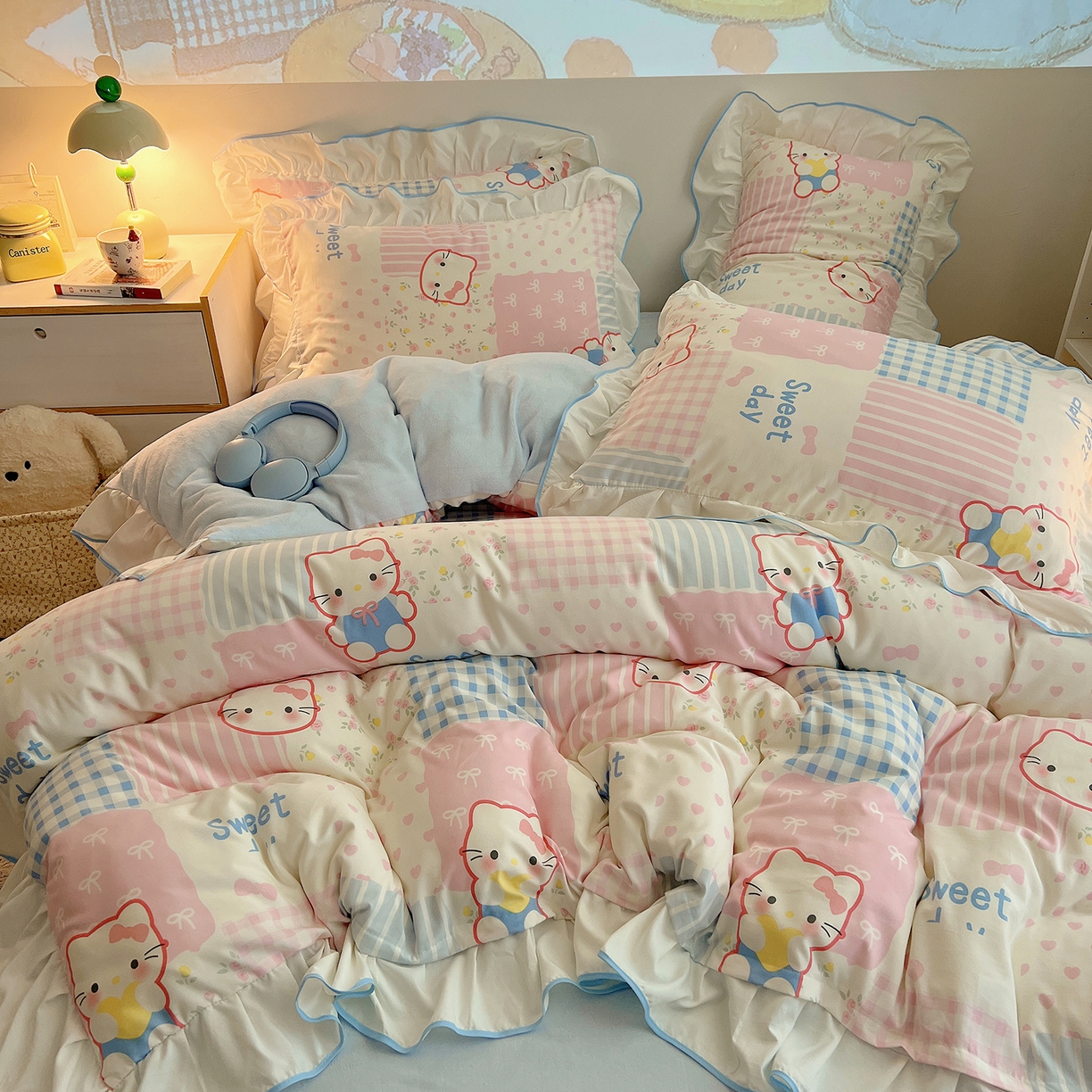 91家纺网 家纺一手货源 找家纺 桃心家居 2025新款A类韩版花边撞色云柔水洗棉加厚牛奶绒少女猫咪棉绒四件套系列 绒花边-花甜小猫