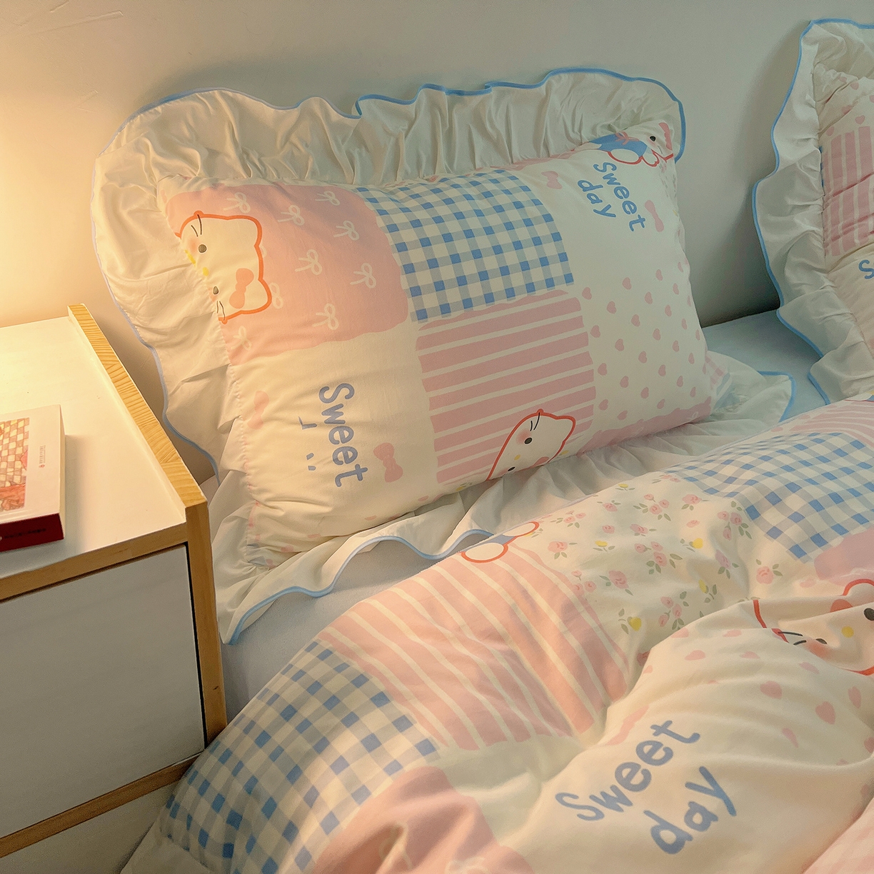 91家纺网 家纺一手货源 找家纺 桃心家居 2025新款A类韩版花边撞色云柔水洗棉加厚牛奶绒少女猫咪棉绒四件套系列 绒花边-花甜小猫